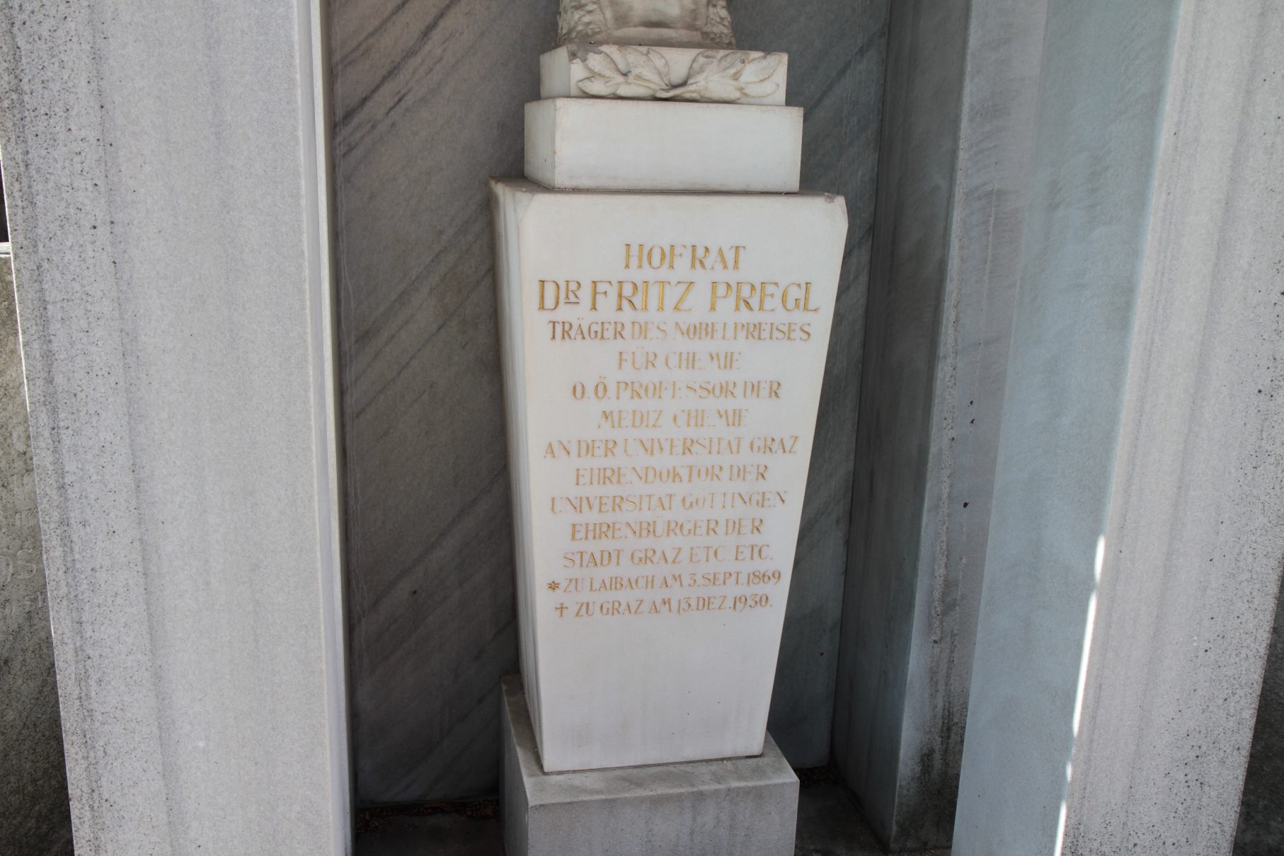 Fritz%20Pregl%27s%20tomb%2C%20Graz%20-%2007.JPG